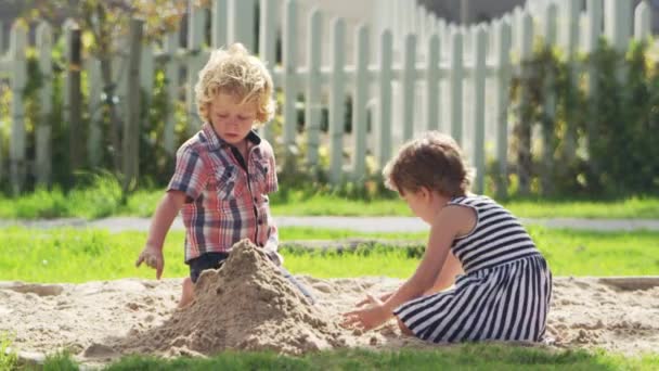 Niños jugando en hoyo de arena — Vídeos de Stock