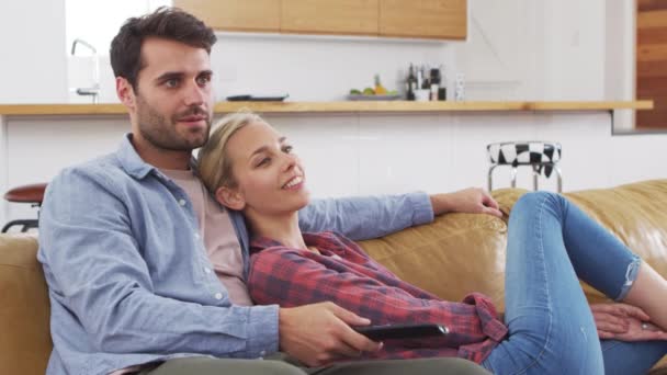 Pareja viendo televisión juntos — Vídeo de stock