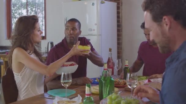 Amigos pasando comida mesa redonda — Vídeo de stock