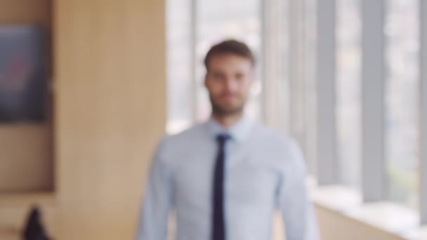 Biznesmen w biurze chodzenie do aparatu — Wideo stockowe