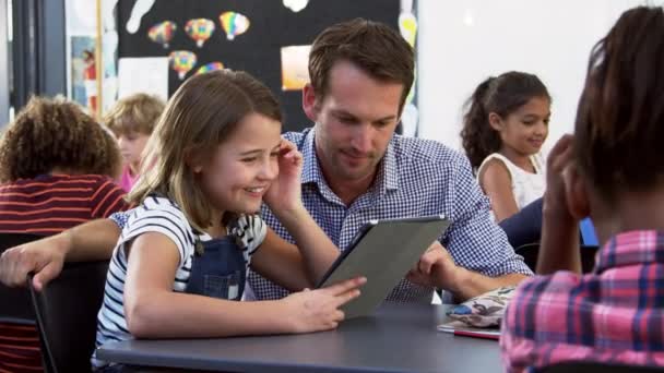 Leraar en schoolmeisje met behulp van Tablet PC — Stockvideo