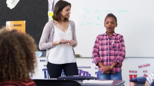 Lehrer und Schüler sprechen neben Whiteboard — Stockvideo