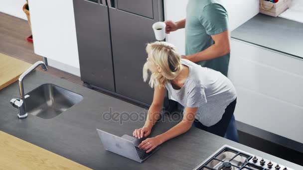 Paar schaut auf Laptop — Stockvideo