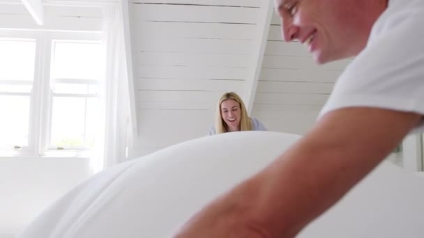 Paar macht Bett in der Früh — Stockvideo