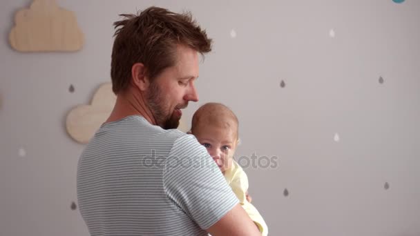 아기 아들을 위로 하는 아버지 — 비디오