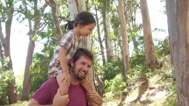 Дочь на плечах отца — стоковое видео