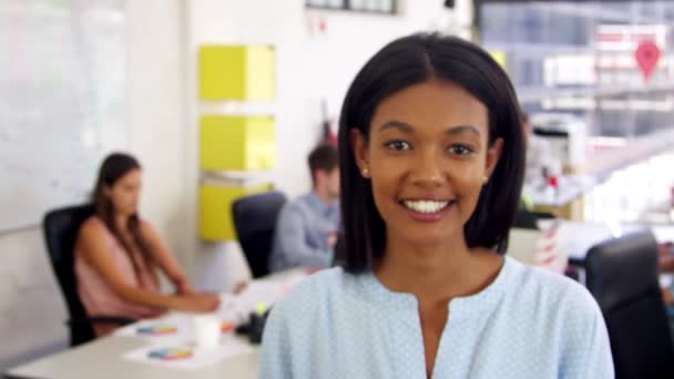 Mujer caminando para concentrarse y sonriendo — Vídeos de Stock