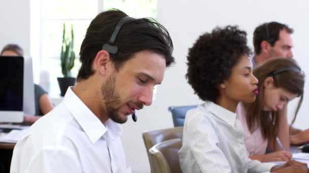 Ofiste adam giyen kulaklık — Stok video