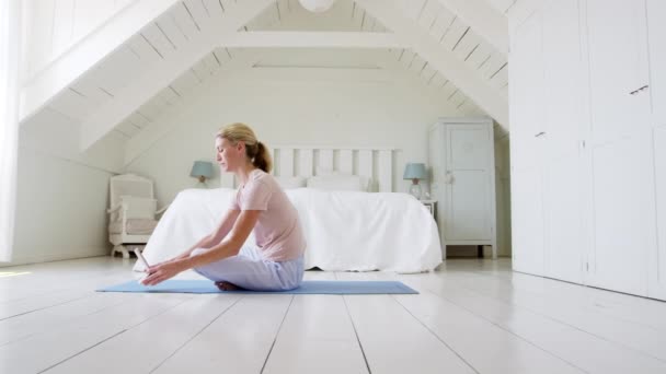 Mujer haciendo yoga en el dormitorio — Vídeo de stock