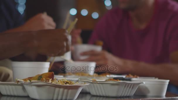 Amigos compartiendo comida china para llevar — Vídeos de Stock