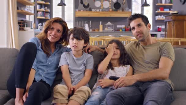 Família assistindo televisão — Vídeo de Stock