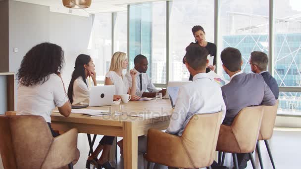 Mujer de negocios líder de la reunión — Vídeos de Stock