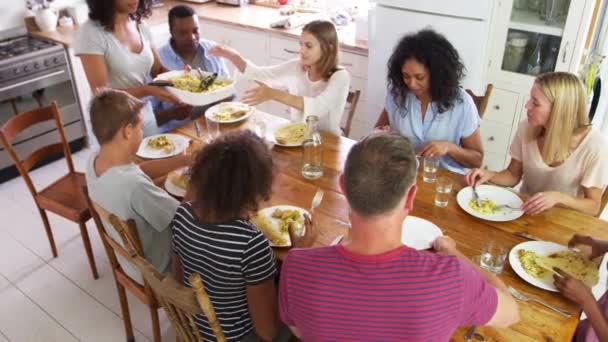 Zwei Familien essen Essen in der Küche — Stockvideo