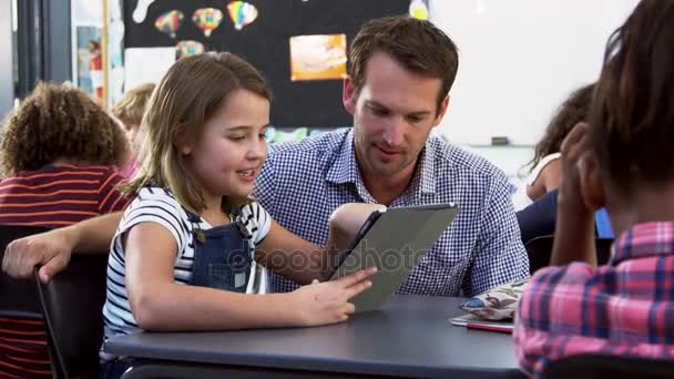 Leraar en schoolmeisje met behulp van Tablet PC — Stockvideo