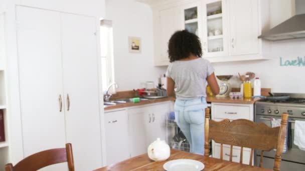 Adolescente chica claro desayuno mesa — Vídeo de stock