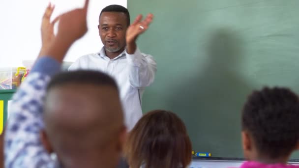 Lehrer bittet Jungen zur Tafel — Stockvideo
