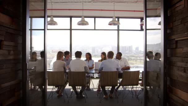 Business team tijdens de vergadering in bestuurskamer — Stockvideo