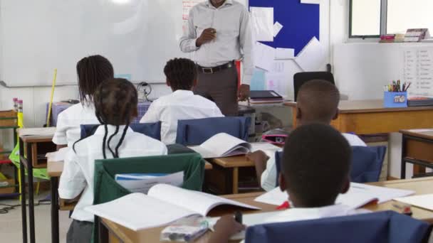 Lärare tar lektion i skolan — Stockvideo