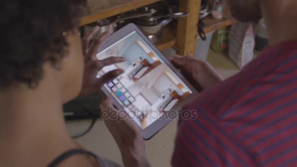 Couple utilisant un ordinateur tablette — Video