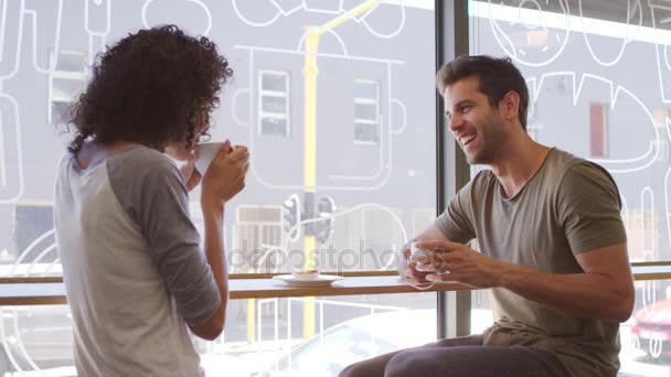 Reunión de pareja en cafetería — Vídeos de Stock