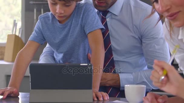 Eltern helfen Sohn bei Hausaufgaben — Stockvideo