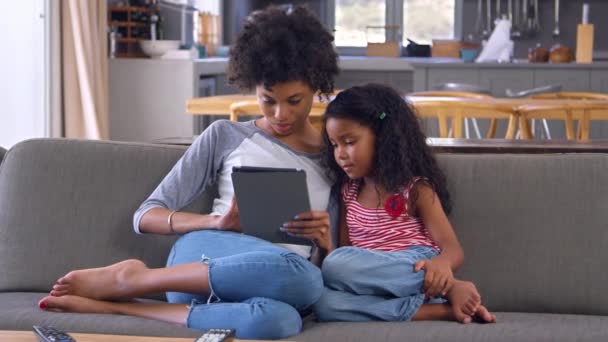 母亲和女儿使用数字平板电脑 — 图库视频影像
