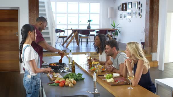 Freunde kochen Essen für Dinnerparty — Stockvideo