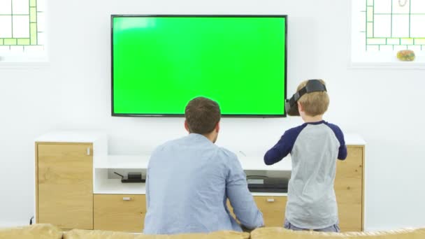 父亲和儿子玩电脑游戏 — 图库视频影像