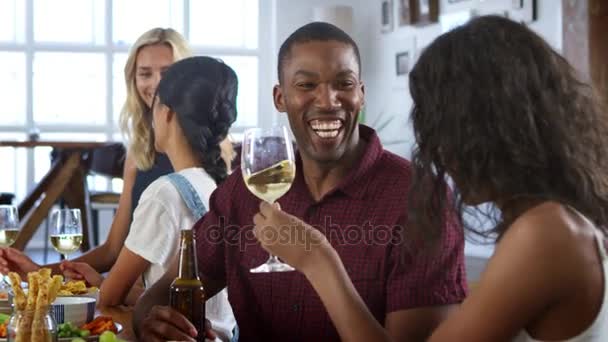 Amigos disfrutando de la cena — Vídeo de stock