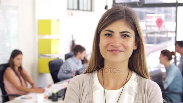 Mulher andando para se concentrar e sorrindo — Vídeo de Stock