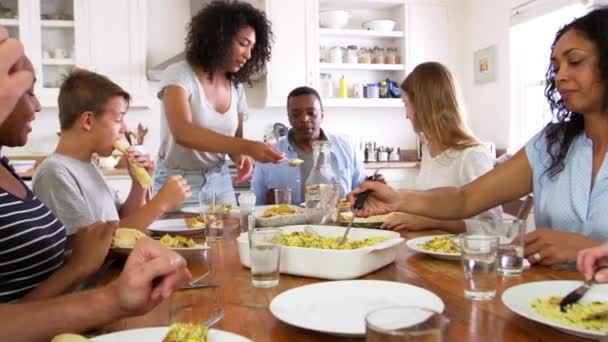 Zwei Familien essen Essen in der Küche — Stockvideo