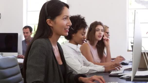 Les femmes utilisant des écouteurs téléphoniques — Video