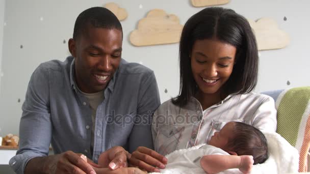 Parents avec bébé nouveau-né en crèche — Video