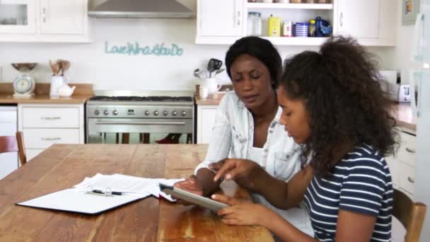 Мать помогает дочери с домашней работой — стоковое видео