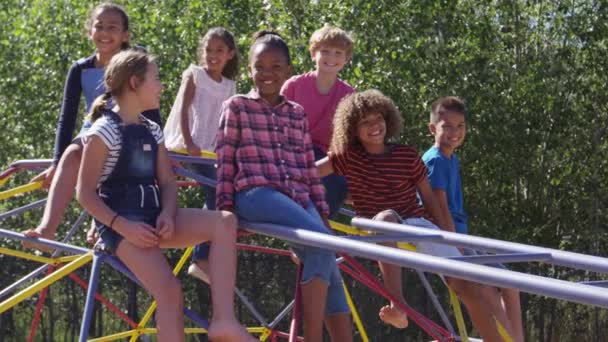 Friends sitting on climbing frame — Stock Video