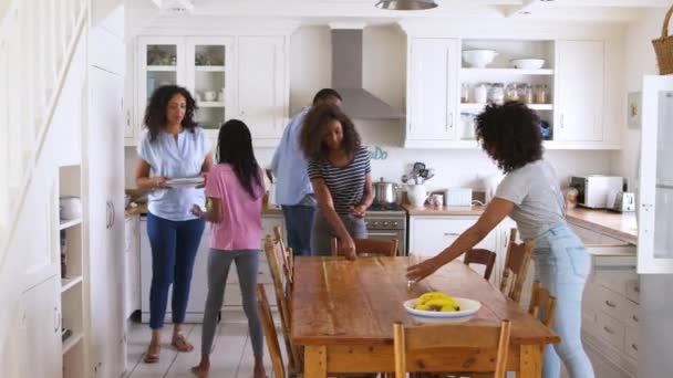 家族のキッチンで食事のためのテーブルを敷設 — ストック動画