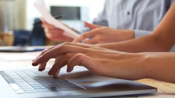 Colegas trabajan con laptop y documentos — Vídeo de stock