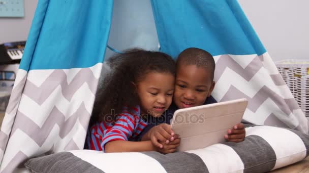 디지털 태블릿 놀이방에 아이 들 — 비디오