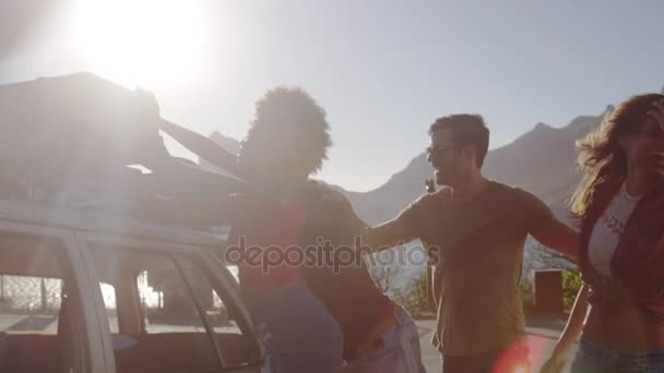 Amigos Cargando equipaje en el coche — Vídeo de stock