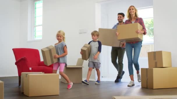 Семья распаковывает коробки — стоковое видео