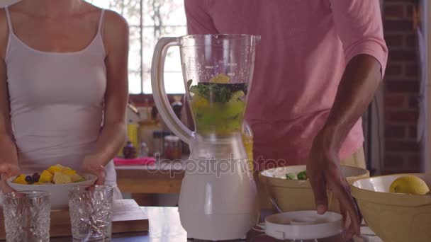 Casal fazendo smoothies com liquidificador — Vídeo de Stock