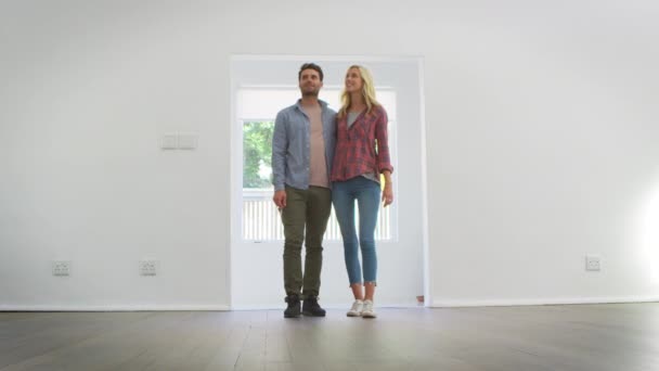 Couple emménageant dans une nouvelle maison — Video