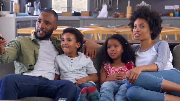 Familia viendo televisión — Vídeo de stock