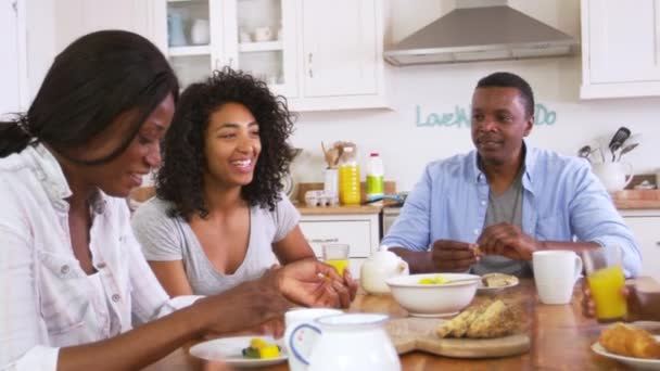 Família tomando café da manhã na cozinha — Vídeo de Stock