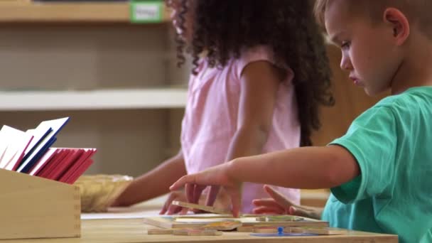 Alunos trabalhando com quebra-cabeças de forma — Vídeo de Stock