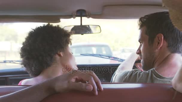 Amigos durante viagem de carro — Vídeo de Stock