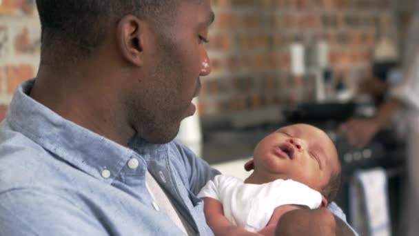 Padre sosteniendo bebé recién nacido — Vídeo de stock