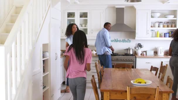 Familie leggen tabel voor de maaltijd In de keuken — Stockvideo