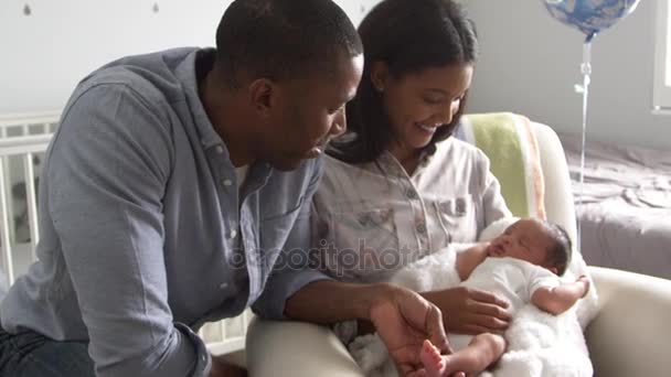 Parents avec bébé nouveau-né en crèche — Video