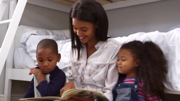 Madre leyendo cuento a los niños — Vídeos de Stock